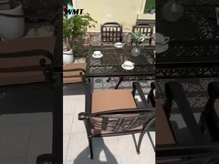 Meubles de patio extérieur. Tables et chaises en aluminium moulé durable et élégant pour votre jardin.